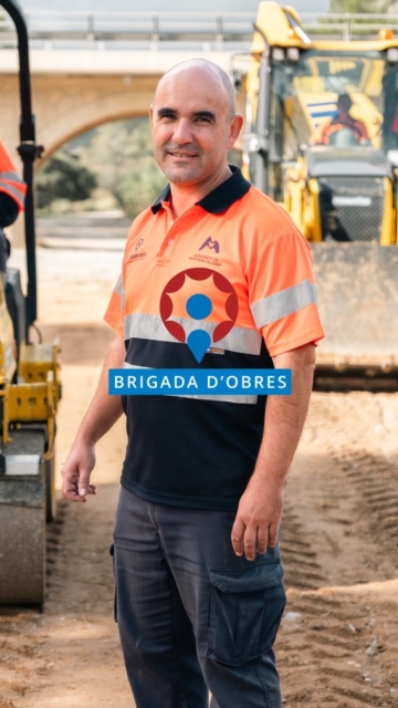 🪏 BRIGADA D'OBRES 
Sota qualsevol climatologia —sigui pluja, neu o sol—, l'equip de la brigada d'obres de Nostreserveis treballa incansablement durant tot l'any per mantenir en perfecte estat els camins, carrers, parcs del nostre municipi. La seva tasca, sovint silenciosa però imprescindible, garanteix que tots els veïns i veïnes puguin gaudir dels espais públics amb total seguretat i comoditat. 
Avui volem posar cara a aquesta dedicació diària. L'Eduard, protagonista d'aquesta jornada, representa el compromís i l'esforç de tots els seus companys de brigada. Són ells qui, dia rere dia, vetllen perquè el nostre municipi llueixi en les millors condicions. 
Gràcies, Eduard, i a tota la brigada d'obres, per fer possible que el nostre municipi sigui un lloc millor per a tothom. 
- 
🪏 BRIGADA DE OBRAS 
Bajo cualquier climatología —ya sea lluvia, nieve o sol—, el equipo de la brigada de obras de Nostreserveis trabaja incansablemente durante todo el año para mantener en perfecto estado los caminos, calles, parques de nuestro municipio. Su labor, a menudo silenciosa pero imprescindible, garantiza que todos los vecinos y vecinas puedan disfrutar de los espacios públicos con total seguridad y comodidad. 
Hoy queremos poner cara a esta dedicación diaria. Eduard, protagonista de esta jornada, representa el compromiso y el esfuerzo de todos sus compañeros de brigada. Son ellos quienes, día tras día, velan para que nuestro municipio luzca en las mejores condiciones. 
Gracias, Eduard, y a toda la brigada de obras, por hacer posible que nuestro municipio sea un lugar mejor para todos.
#nostreseeveis #montroigdelcamp #miamiplatja